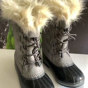 New!! Sorel Grey Joan Of Arctic Suede Waterproof Snowboot/Quarry Size 6 Youth